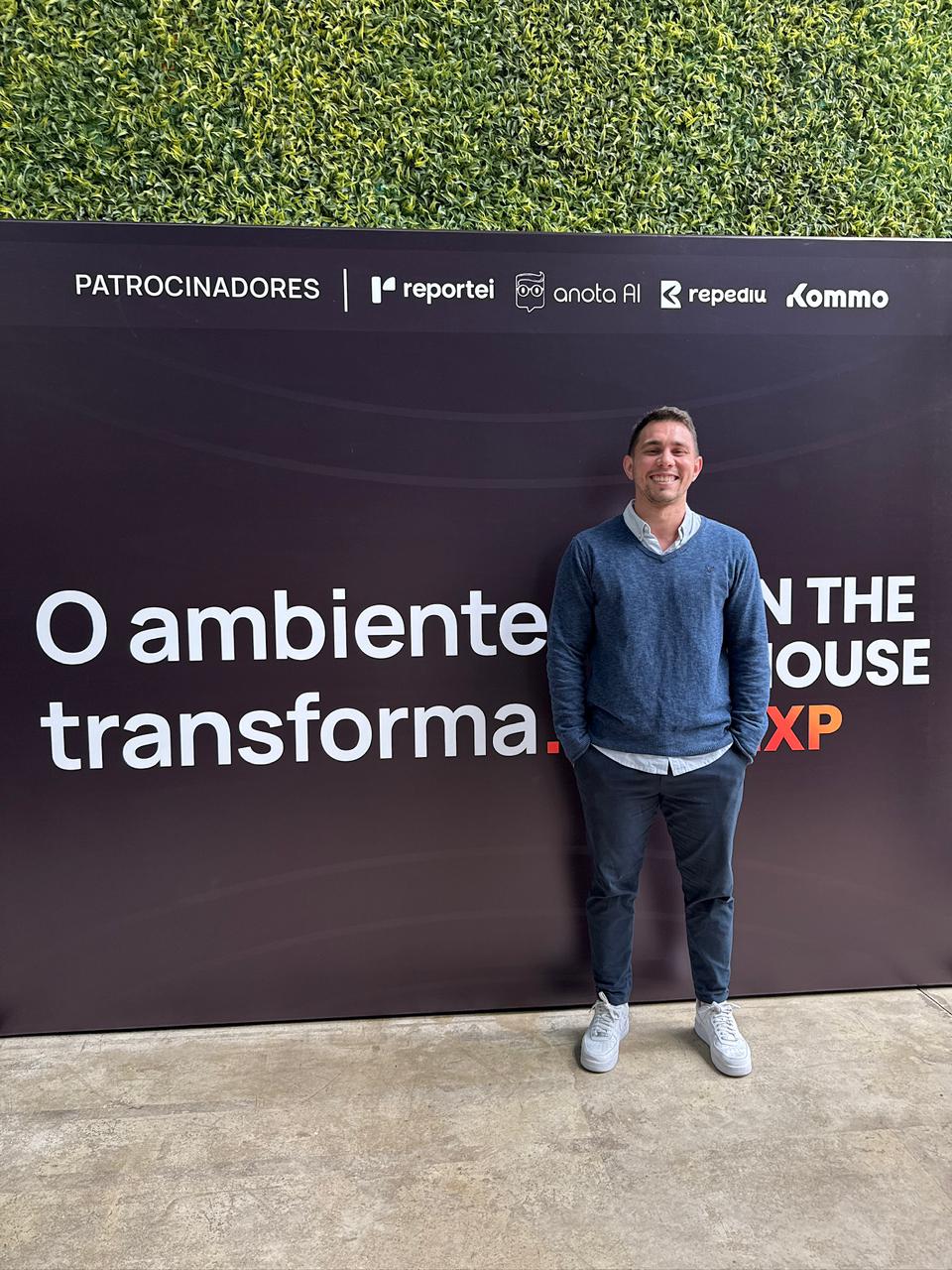 Luan Lacerda em evento de marketing para delivery