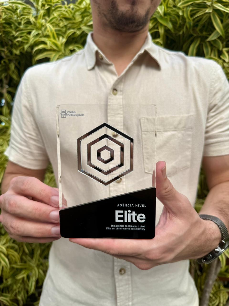 Luan Lacerda segurando o troféu Agência Nível Elite do Clube DeliveryAds