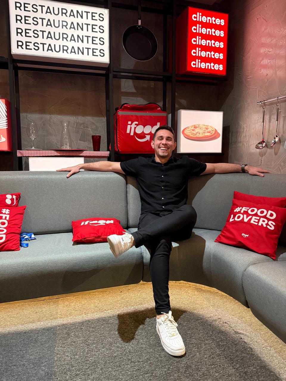 Luan Lacerda no escritório do iFood, cercado por almofadas #FoodLovers